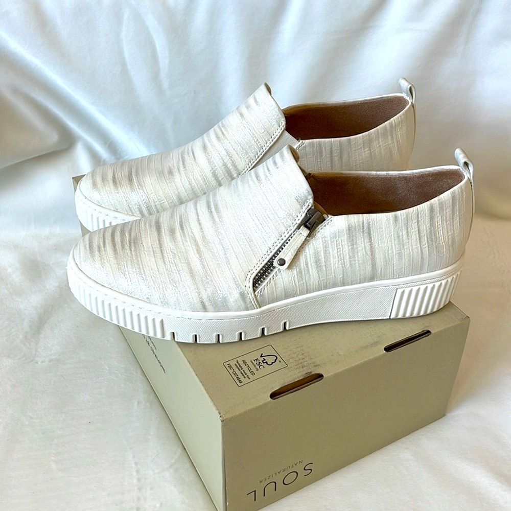 SOUL Naturalizer Slip-On White Metallic Sneakers Sz 10